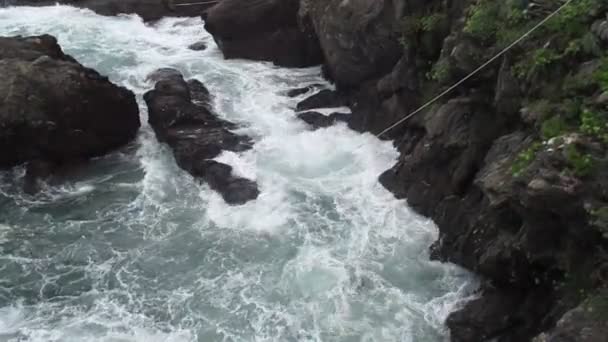 Vågorna kraschar på klipporna en — Stockvideo