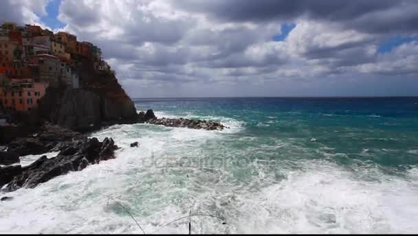 Olas chocando contra las rocas h — Vídeos de Stock