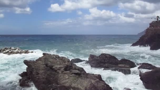 Olas chocando contra las rocas b — Vídeos de Stock