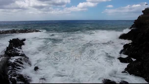 Olas chocando contra las rocas f — Vídeos de Stock