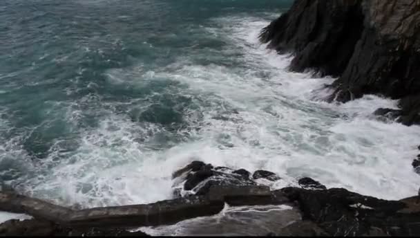 Olas chocando contra las rocas l — Vídeos de Stock