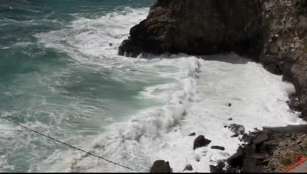 Olas chocando contra las rocas o — Vídeos de Stock