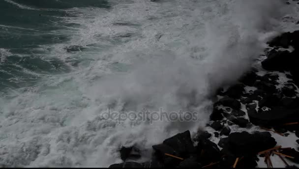 Ondas colidindo sobre as rochas s — Vídeo de Stock