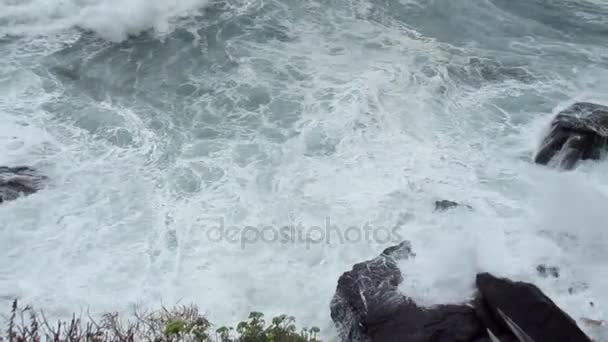 Olas chocando contra las rocas n — Vídeos de Stock