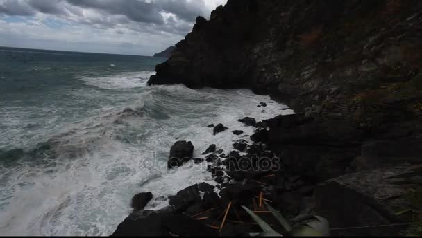 Olas chocando contra las rocas u — Vídeos de Stock