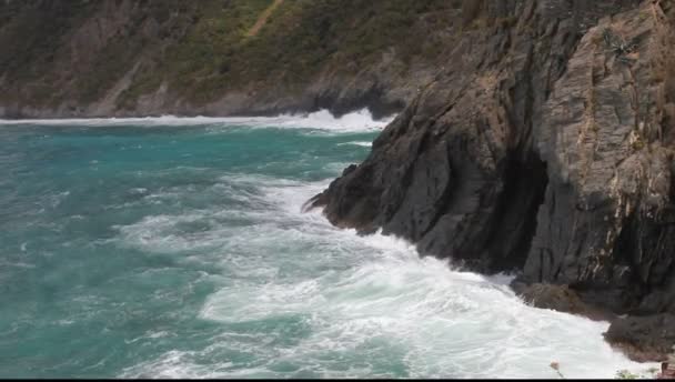 Olas chocando contra las rocas m — Vídeos de Stock