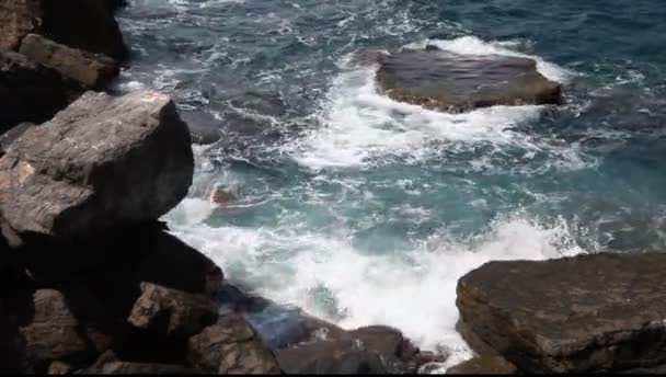 Olas de mar estrellándose sobre las rocas c — Vídeos de Stock