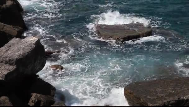 Ondas do mar bater sobre as rochas b — Vídeo de Stock
