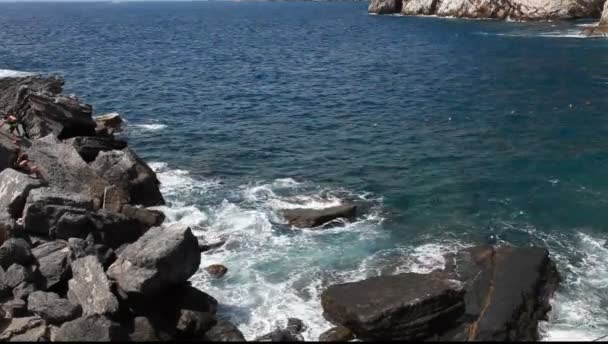 Olas del mar estrellándose sobre las rocas a — Vídeos de Stock