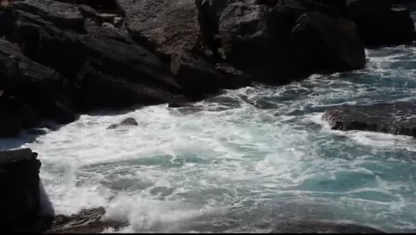 Ondas do mar batendo sobre as rochas i — Vídeo de Stock