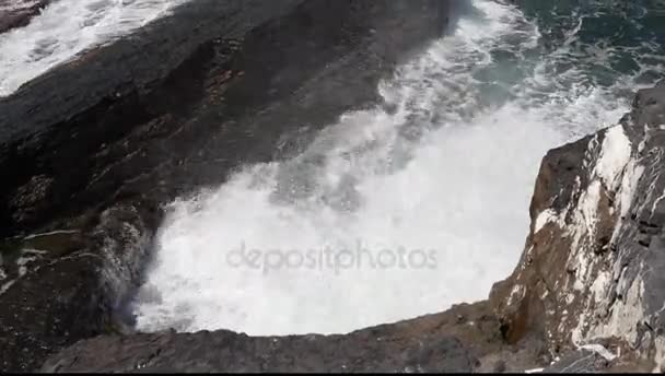 Olas de mar estrellándose sobre las rocas g — Vídeos de Stock