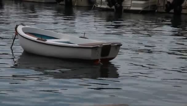 Μικρό αγκυροβολημένο σκάφος μετακινείται από τα κύματα — Αρχείο Βίντεο