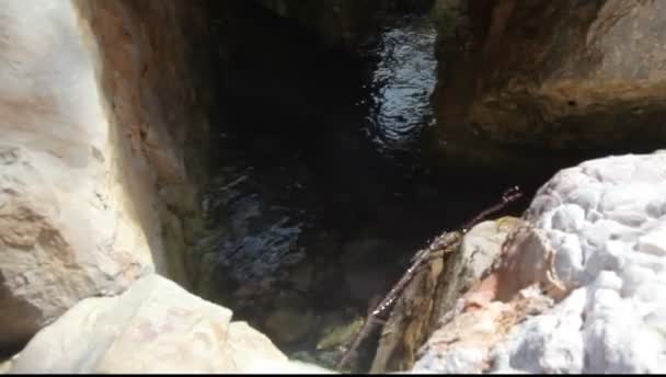 Wasser fließt durch die Felsen — Stockvideo