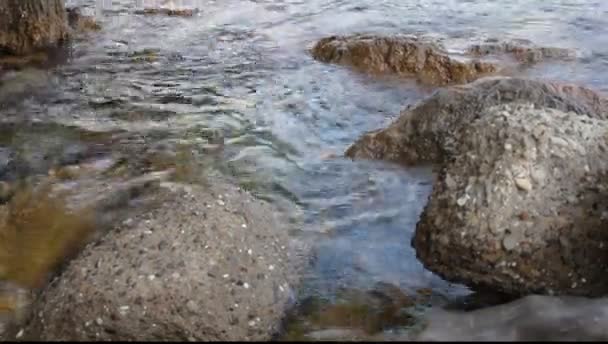 Agua fluyendo a través de las rocas c — Vídeos de Stock