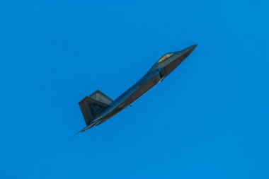 Hillsboro, Oregon - 23 Eylül 2017: ABD Hava Kuvvetleri F-22 Raptor gerçekleştirmek Oregon International Air Show.