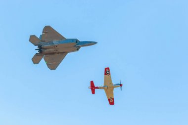 Hillsboro, Oregon - 23 Eylül 2017: ABD Hava Kuvvetleri F-22 Raptor gerçekleştirmek Oregon International Air Show.