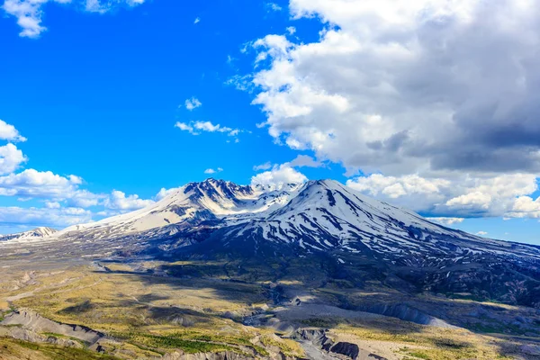 Neve Monte Helens Contra Céu Azul Paisagem Nublada — Fotografia de Stock