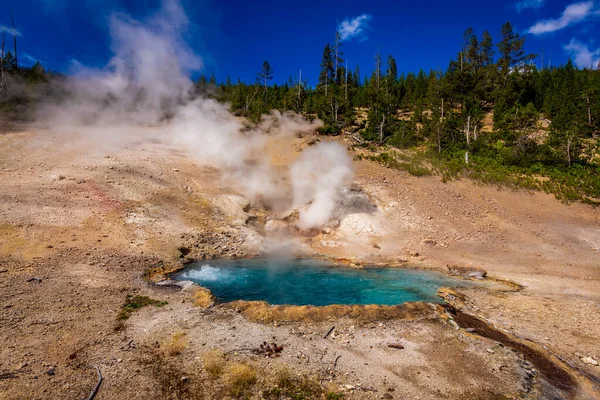 Beryl Spring Een Warmwaterbron Het Gibbon Geyser Basin Van Yellowstone — Stockfoto