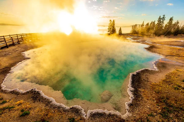 Svart Pool Morgonen Med Ånga Blockerar Den Stigande Solen Yellowstone — Stockfoto
