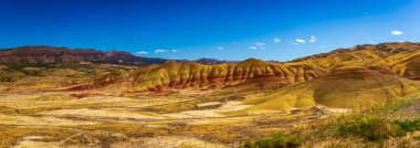 Boyalı Tepeler Ulusal Anıtı, Mitchell Oregon 'da renkli katmanlar jeolojik dönemler gösteriyor..