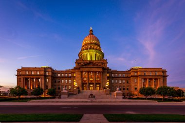 Akşam saatlerinde Idaho Capitol binası Boise, Idaho 'da.