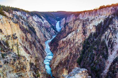 Lower Falls ve Yellowstone Nehri Yellowstone Ulusal Parkı 'ndaki Büyük Kanyon' dan izleniyor.