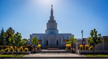 Idaho Şelalesi 'ndeki Mormon Tapınağı' nın tepesinde Angel Moroni heykeli var.