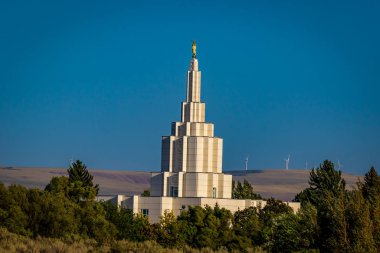 Idaho Şelalesi 'ndeki Mormon Tapınağı' nın tepesinde Angel Moroni heykeli var.