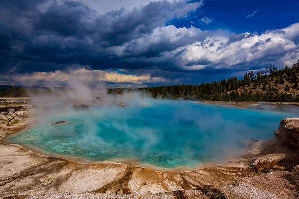 간헐천 크레이터 Excelsior Geyser Crater 간헐천 옐로스톤 공원의 형태의 간헐천이다 — 스톡 사진