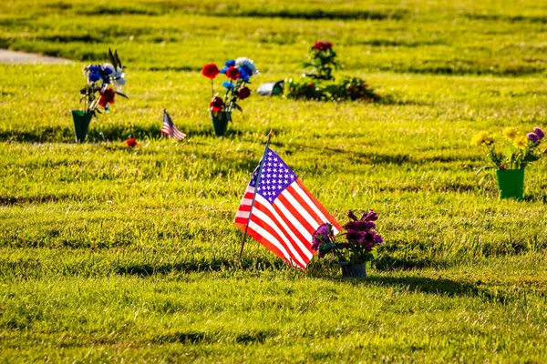 Americké Vlajky Květiny Prezentovány Místním Hřbitově Den Památníku — Stock fotografie