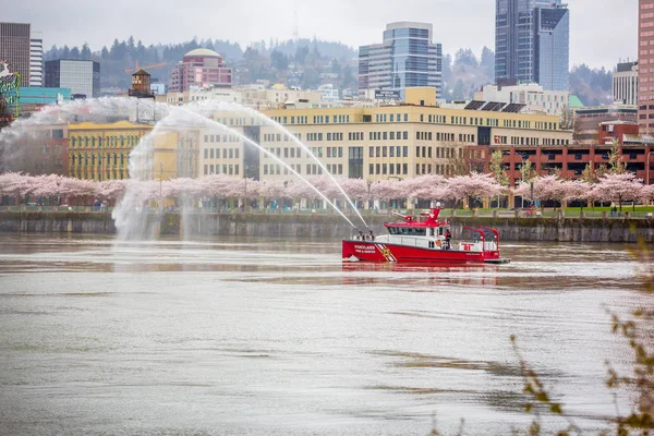 Portland Fire Rescure Boat Praticing Drilling Willamette River Downtown Portland — стоковое фото