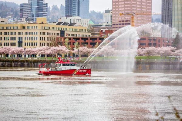 Portland Fire Rescure Boat Praticing Drilling Willamette River Downtown Portland — Stok fotoğraf