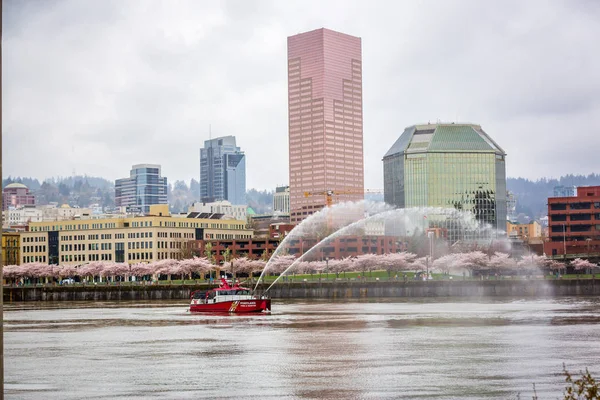 Portland Fire Rescure Boat Praticing Drilling Willamette River Downtown Portland — Foto de Stock