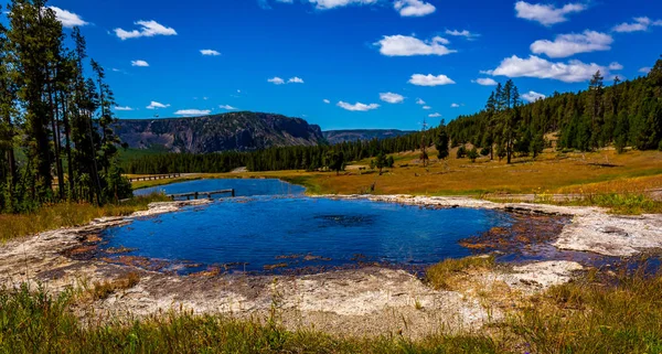 Terasa Jaro Malé Seskupení Termálních Prvků Národním Parku Yellowstone — Stock fotografie