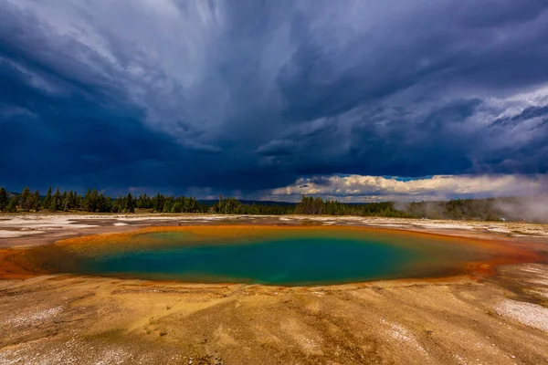 청록색 Turquoise Pool 옐로스톤 공원의 간헐천 분지에 온천이다 — 스톡 사진