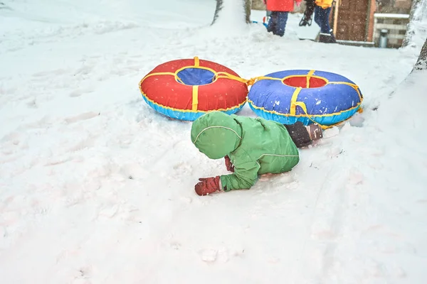 Malý chlapec v zimě spadl ze spřežení — Stock fotografie