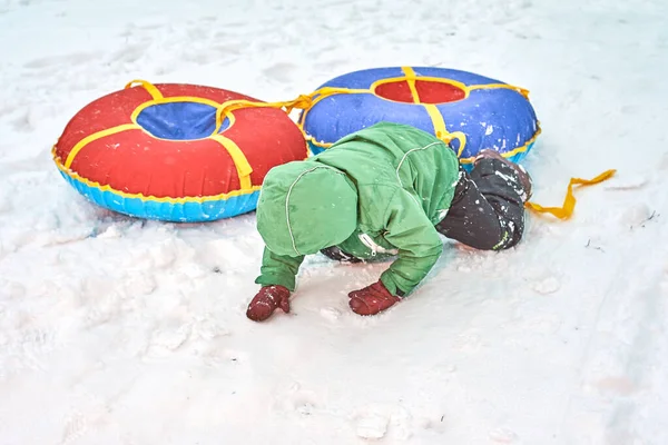 Malý chlapec v zimě spadl ze spřežení — Stock fotografie