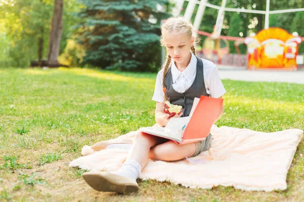 Colegiala Uniforme Hace Los Deberes Parque Niño Está Estudiando Aire — Foto de Stock