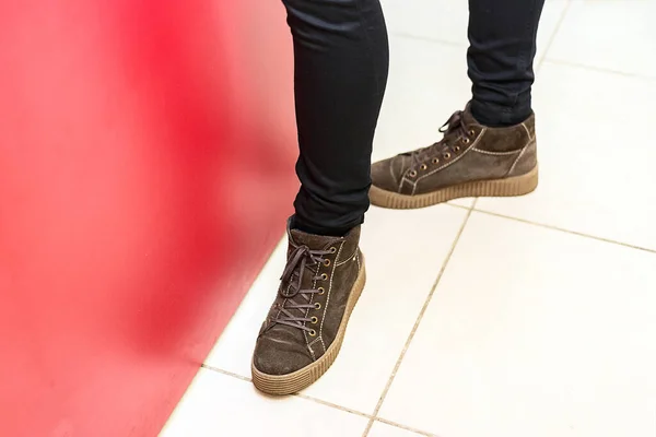 Kahverengi Deri Süet Ayakkabılı Kız Bacakları — Stok fotoğraf