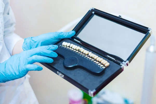 Доктор Стоматолог Тримає Руках Кольорову Палітру Зубів Відбілювання Пероральне Лікування — стокове фото