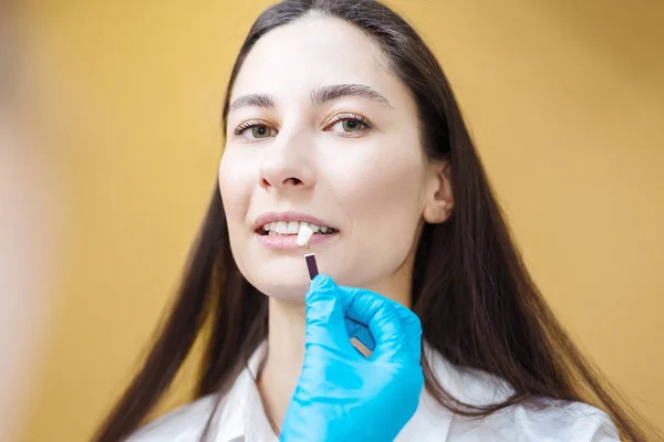 Zubař Kontroluje Zuby Doktor Drží Barevné Vzorky Pro Bělení Zubů — Stock fotografie