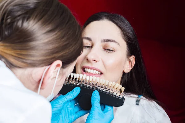 Médico Dentista Verifica Cor Dos Dentes — Fotografia de Stock
