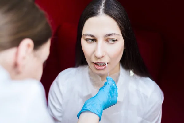 Rapariga Salão Beleza Doutor Umedece Gel Lábios Higiene Dentária — Fotografia de Stock
