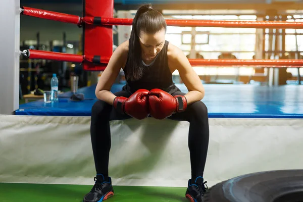 Atleta Menina Cansado Sentado Ringue Boxe Bela Mulher Mãos Dadas — Fotografia de Stock