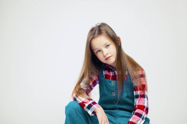 Kotlu ve ekose gömlekli güzel bir kızın portresi. Stüdyo moda fotoğrafçılığı