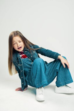 Küçük kız düştü. Çocuk duygularını incitti. Hüsrana uğramış çocuk. Stüdyo fotoğrafçılık.