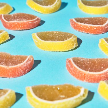 Aqua arka planında sarı ve turuncu marmelat dilimleri