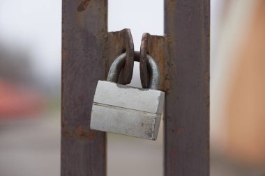 Kapalı kapılarda demir kilit asılı.