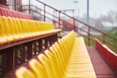 Spor stadyumunun tribünlerinde boş koltuklar.