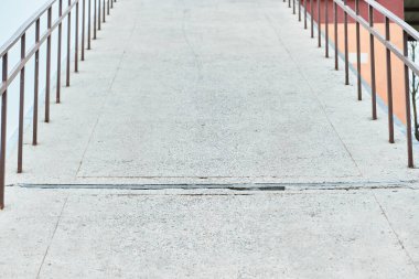 Yukarı giden yol parmaklıklı metal parmaklıklarla çevrili.